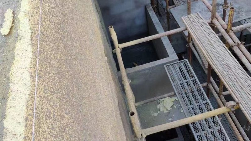 屋顶漏水，自粘防水卷材如何高效补漏？**